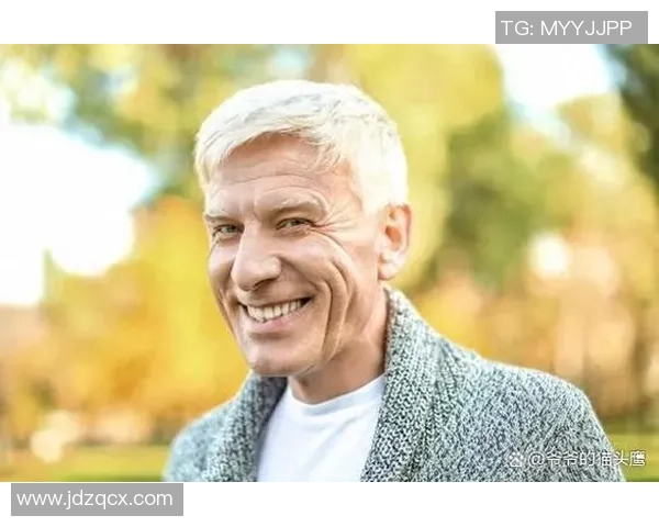 耳后笑脸纹身的足球明星展现个性与魅力的独特风采