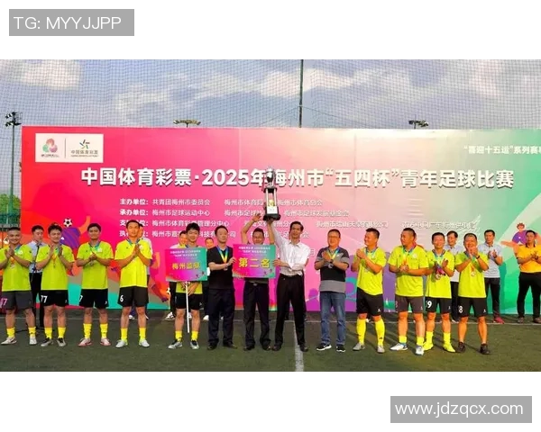 西瓜霜足球明星助力青少年体育发展展现青春活力与拼搏精神