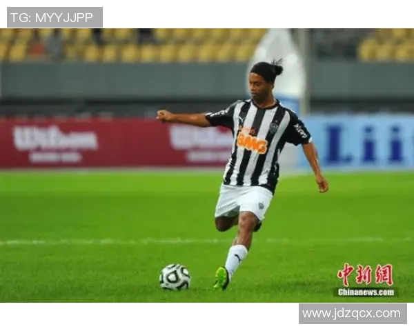 足球巨星C罗夜店狂欢尽显魅力与活力引发粉丝热议 足球巨星C罗夜店狂欢尽显魅力与活力引发粉丝热议