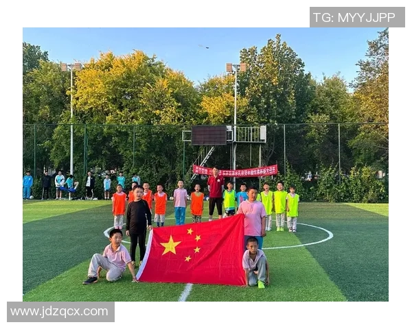 足球明星为队友送上新手机展现深厚友谊与团队精神