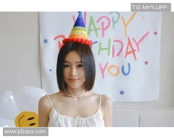 足球明星女友倾情拍摄写真展现魅力与风采引发粉丝热议 足球明星女友倾情拍摄写真展现魅力与风采引发粉丝热议